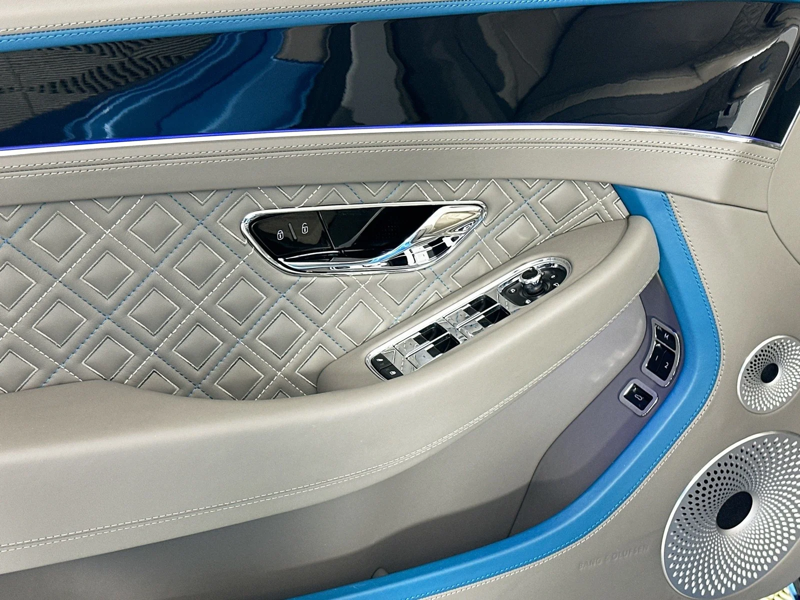 2021 Bentley Continental GTC Mulliner V8 — thumbnail 18
