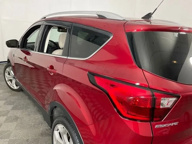 2019 Ford Escape Titanium — thumbnail 32