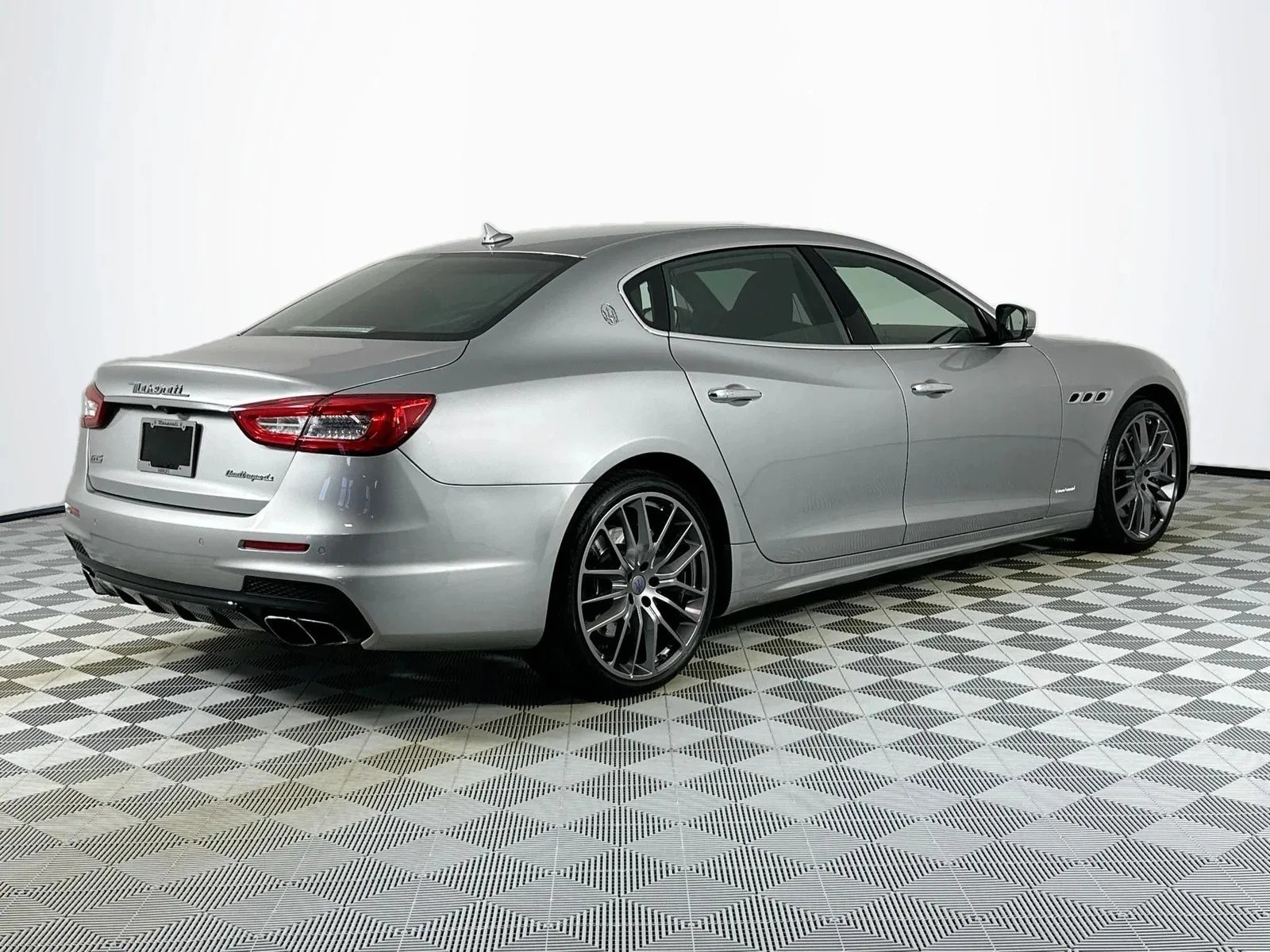 2017 Maserati Quattroporte GTS GranSport — thumbnail 5