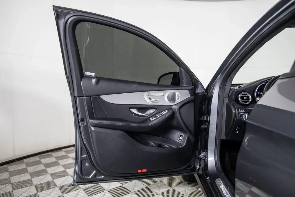 2019 Mercedes-Benz GLC 300 4MATIC® Coupe — thumbnail 6