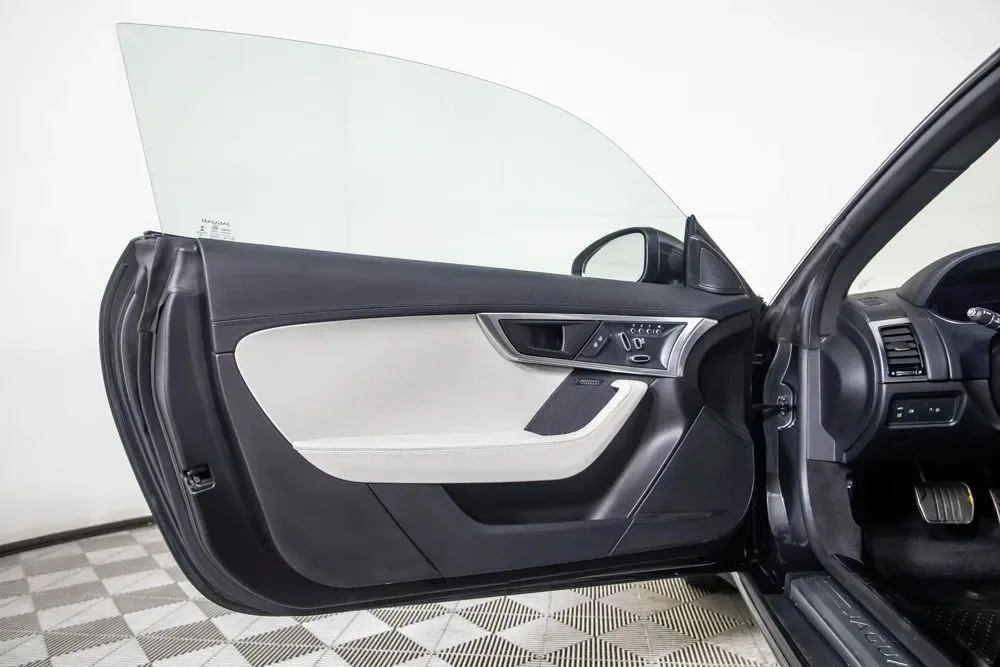 2025 Land Rover Discovery S — thumbnail 8
