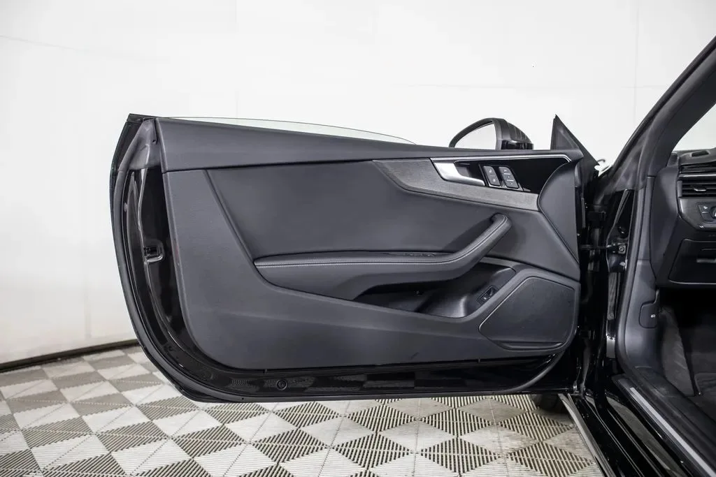 2025 Land Rover Discovery S — thumbnail 9